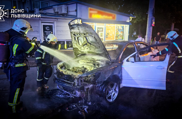 У Львові під час руху загорівся автомобіль "Skoda Octavia A5"