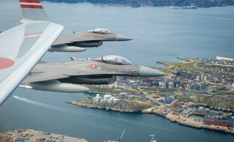 Данія перекинула до Гренландії винищувачі F-16