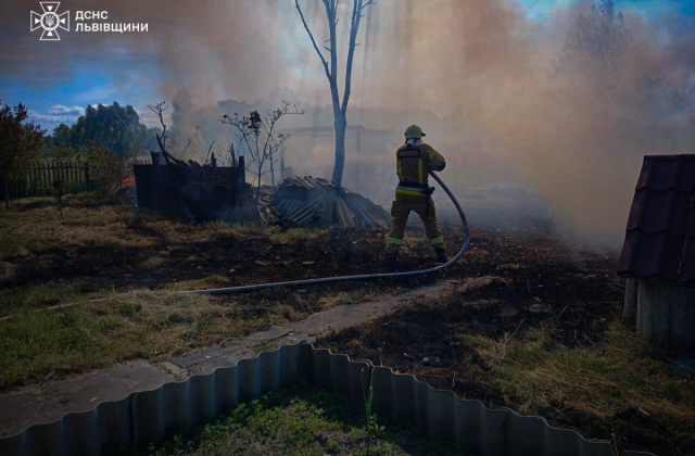Рятувальники ліквідували масштабну пожежу у Шептицькому районі