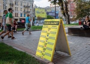 Курси долара і євро знизились на початку тижня