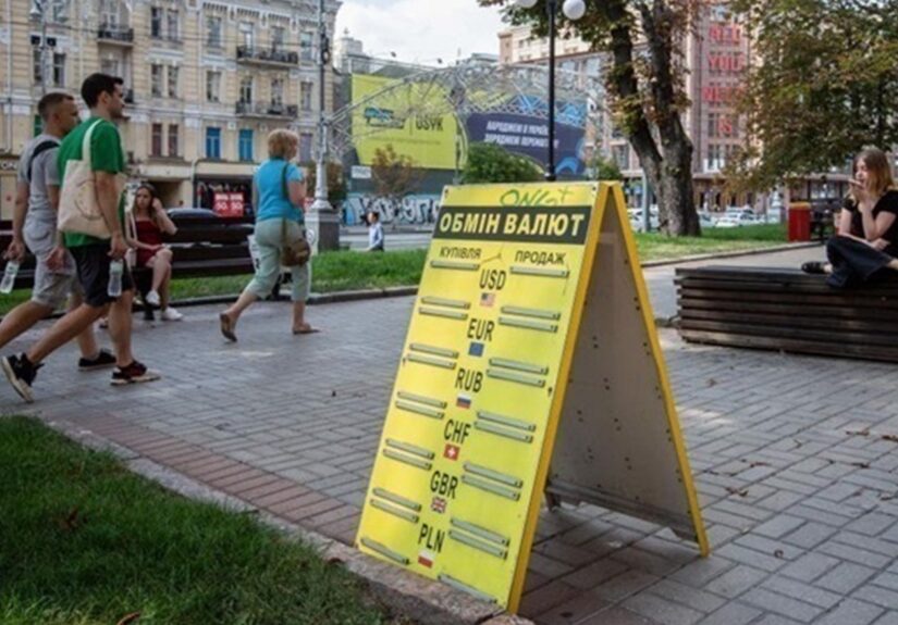 Курси долара і євро знизились на початку тижня