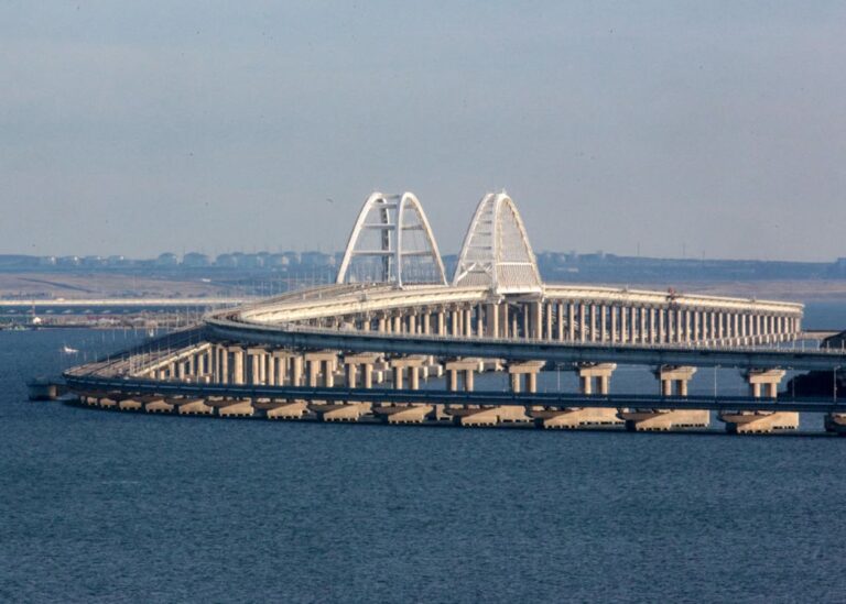 Затор з авто на Кримському мосту встановив рекорд - 22 кілометри