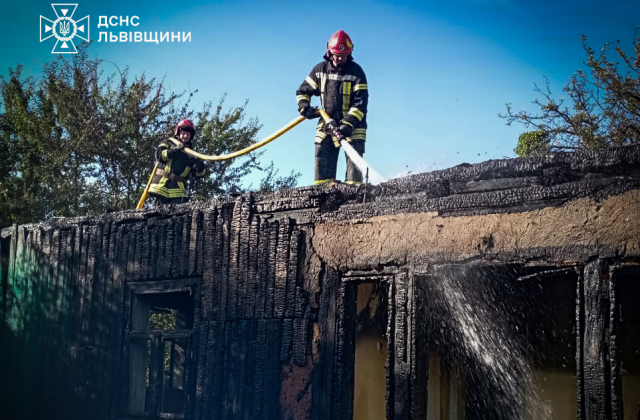 На Стрийщині рятувальники приборкали вогонь, що охопив дві будівлі