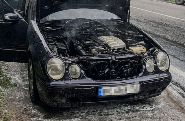 На Львівщині під час руху загорівся автомобіль Mercedes-Benz