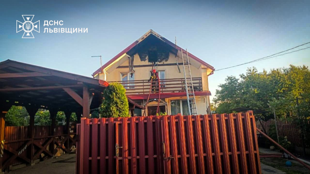 ДСНС ліквідувала пожежу в будинку у Львові: є постраждалий