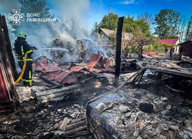 На Львівщині пожежа знищила гараж, автомобілі та сіно