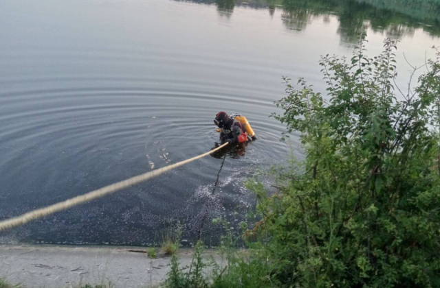 У Лисиничах водолази виявили тіло молодого чоловіка у водоймі