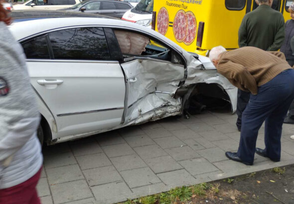 У Львові автомобіль влетів в людей, є постраждалі