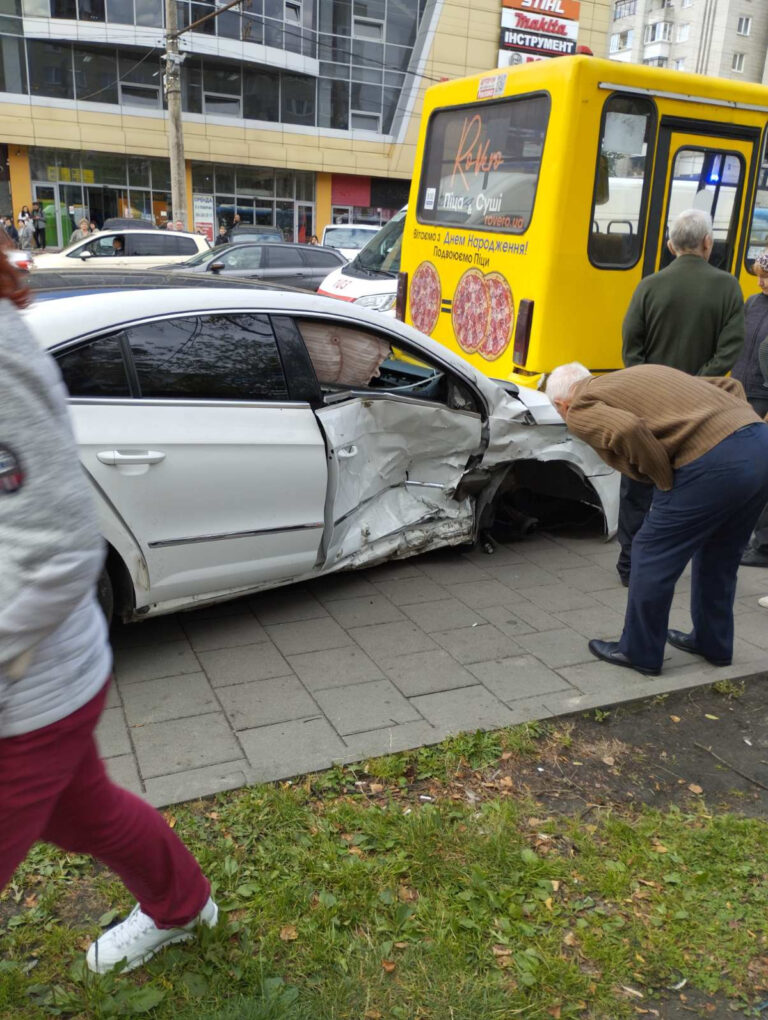 У Львові автомобіль влетів в людей, є постраждалі