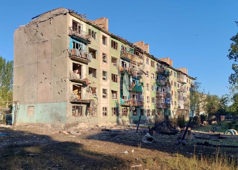 Росіяни завдали авіаудару по Білозерському: двоє загиблих, семеро поранених