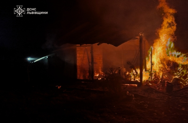 Полум'я охопило будівлю: на Львівщині рятувальники ліквідували нічну пожежу