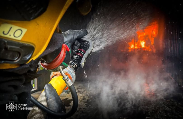 Нічна пожежа на Львівщині: вогонь повністю знищив будинок