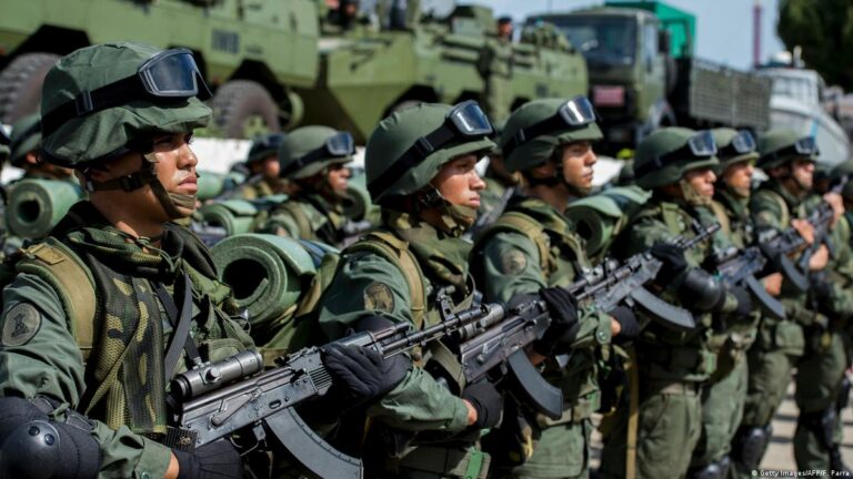 У Венесуелі оголосили мобілізацію ополчення на тлі перекидання есмінців США в регіон