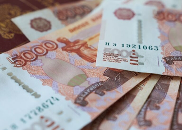 РФ уперше витратила на війну половину зібраних податків - ЗМІ