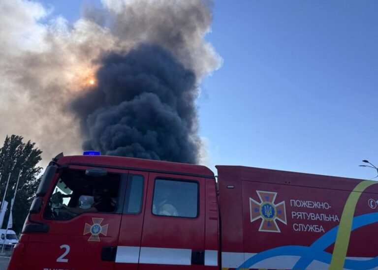 У Дніпрі вирує масштабна пожежа