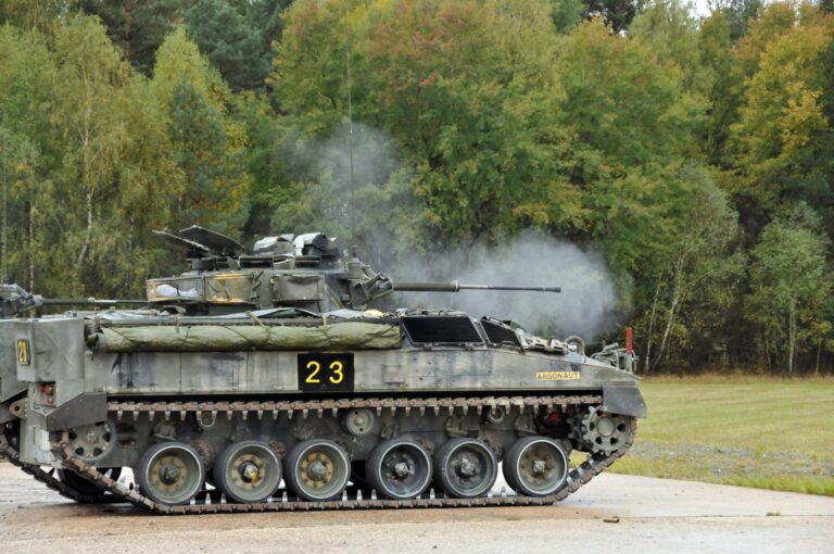 Замість передачі Україні, Британія переобладнає списані БМП Warrior у безпілотні інженерні машини Weevil