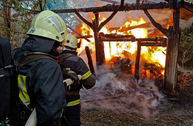 У Яворівському районі згоріла господарська будівля